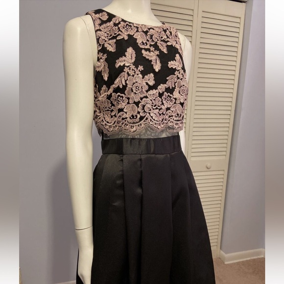 Formal Maxi Pink Lace Prom or Gala Dress - Picture 3 of 4